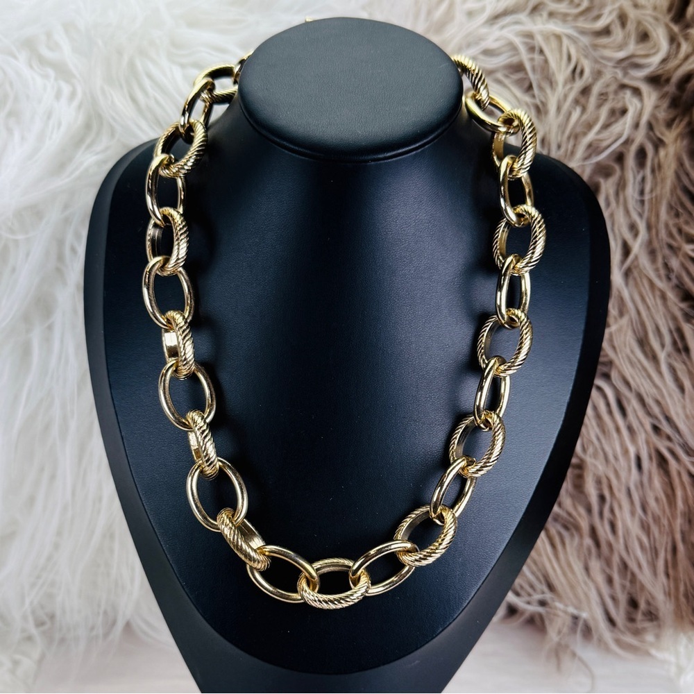 Vintage banana, republic Chunky weighted Goldtone Chain toggle closure Necklace - Picture 5 of 8